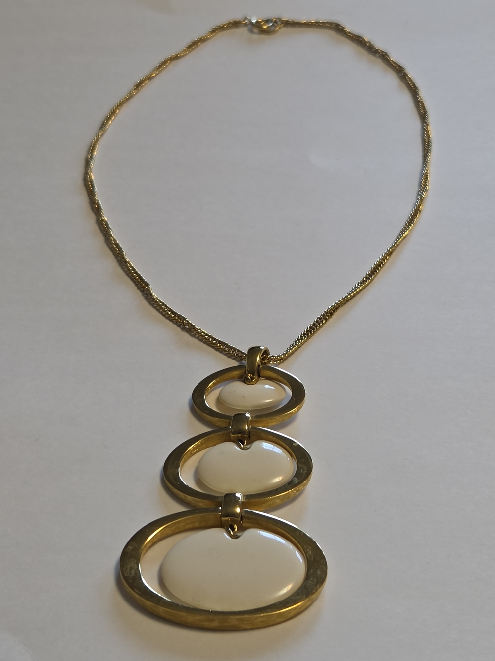 Vtg Crown Trifari 20" Gold-Tone Chain w 3 Cream Graduating Ring Pendant Necklace